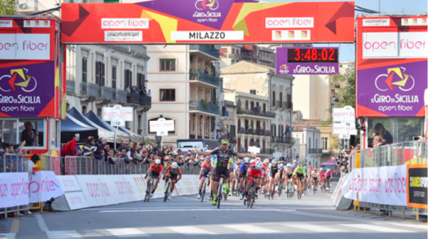 Giro di Sicilia 2019, Riccardo Stacchiotti trionfa in volata a Milazzo, battuto Belletti nella prima tappa