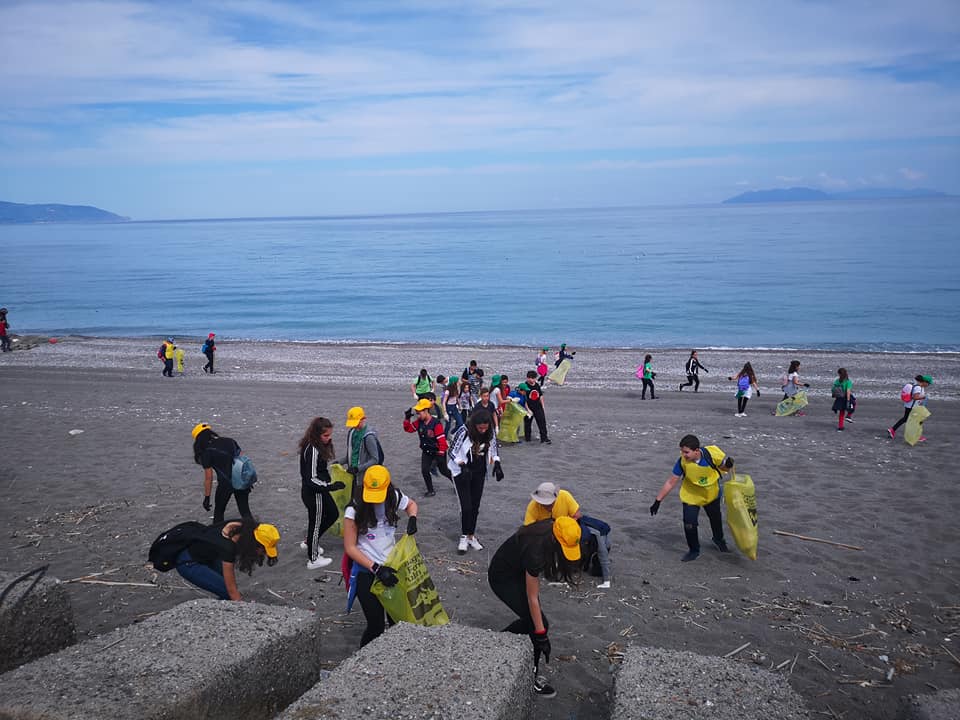 Barcellona PG. “Clean Up the Mead”, 113 studenti a ripulire spiaggia di Calderà da microplastiche