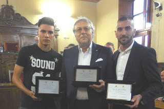 Milazzo. Consiglio comunale premia due calciatori milazzesi e il presidente Cannistrà