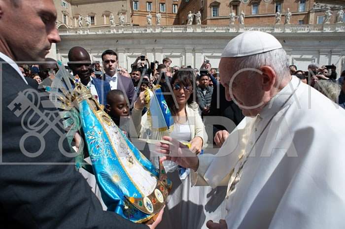 Papa Francesco benedice la Madonna di Lujàn, simulacro donato dalla delegazione argentina alla Basilica di San Sebastiano