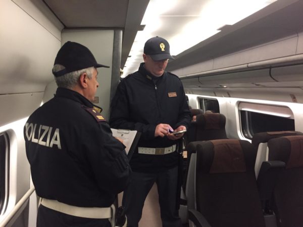 Si aggrappa ad un treno in transito: denunciato dalla Polizia