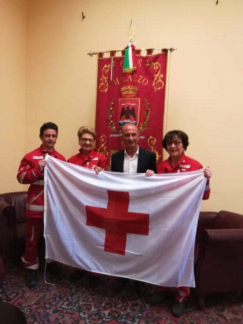 Milazzo. Giornata Mondiale della Croce Rossa, volontari consegnano bandiera al sindaco