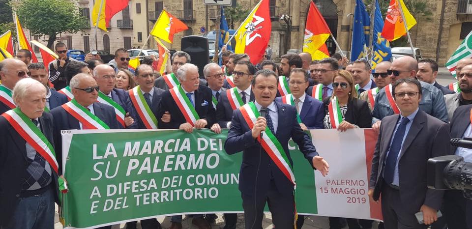 Ex Province. 150 amministratori in piazza alla “Marcia su Palermo”: “Protesta non è contro qualcuno ma per i territori”