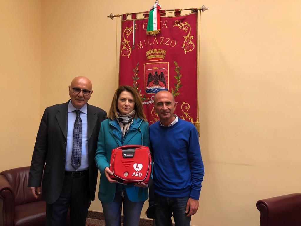 Milazzo. Consegnato al sindaco Formica il defibrillatore donato dall’imprenditore Rosta