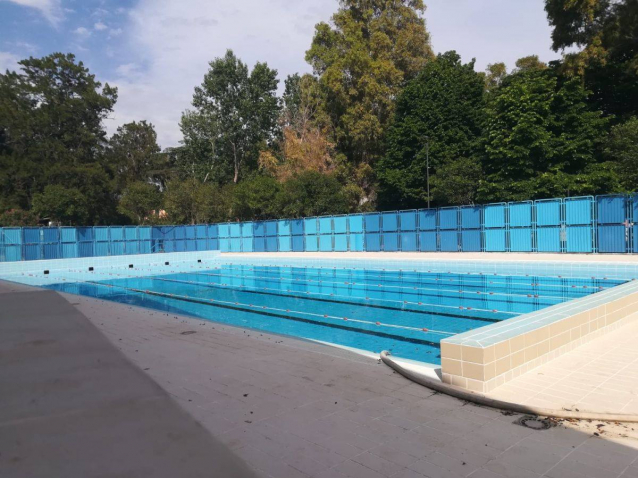 Messina. Il sindaco De Luca inaugura la piscina di Villa Dante con un tuffo