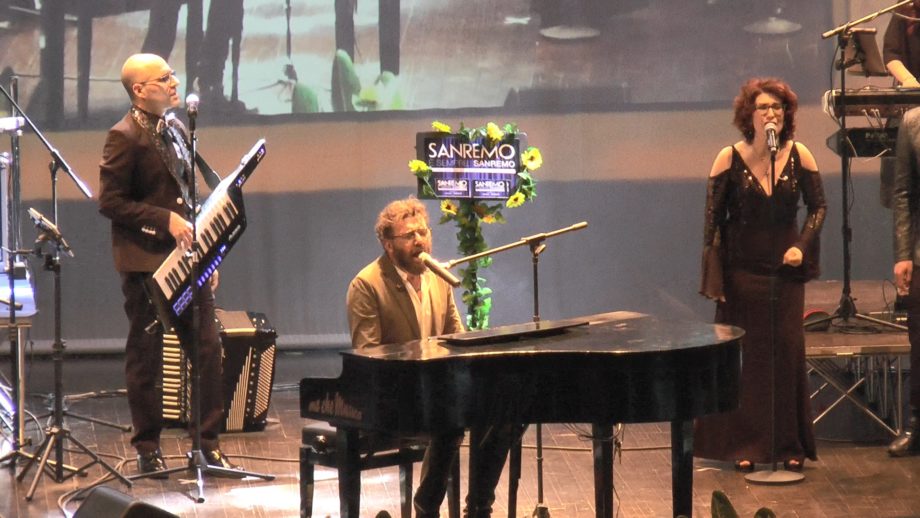 Teatro Mandanici. Dalla comicità di De Santis al messaggio umanitario di Vallesi: omaggio a Sanremo di ‘Atmosfera Blu’