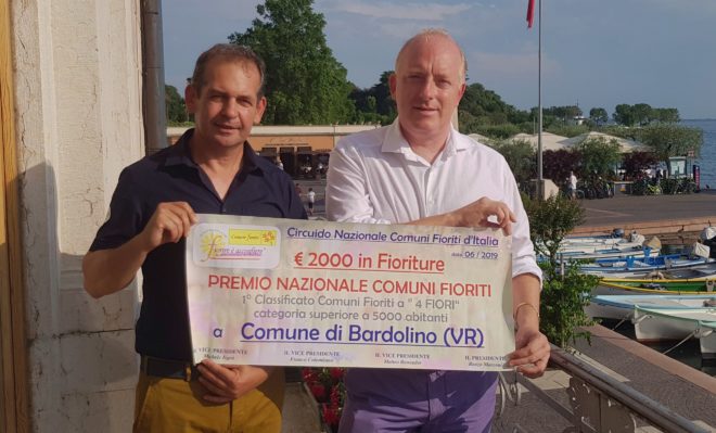 Comuni Fioriti, Bardolino modello per nostri comuni. Consegnato Premio nazionale: “Due milioni di turisti accolti tra i fiori”