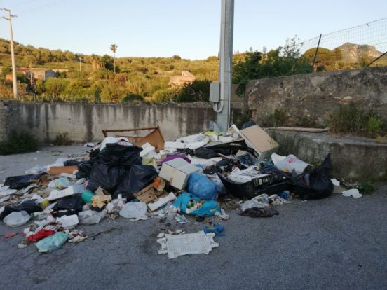 Barcellona PG. Emergenza rifiuti, sinergia Comune con Polizia e Carabinieri: “Rafforzata vigilanza contro malcostume”