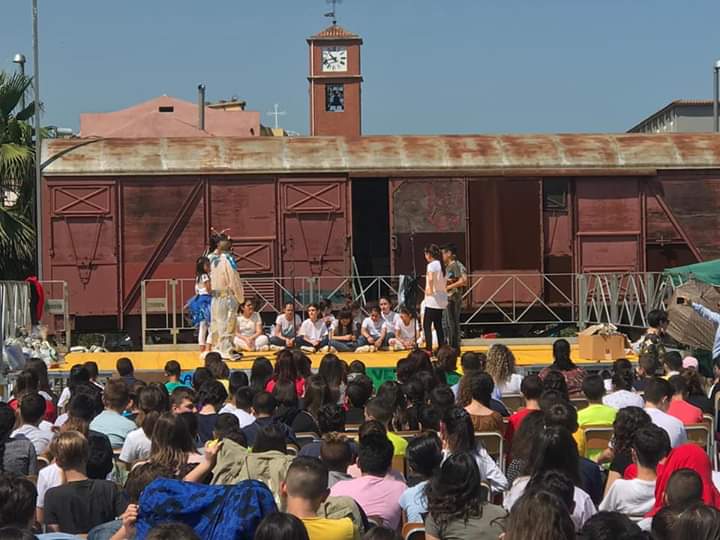 Barcellona PG. Lo spettacolo teatrale “Una città pulita” alla secondaria di 1°grado “Foscolo” 