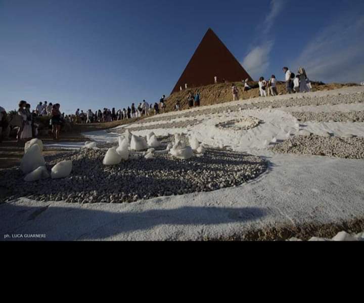 Fiumara d’Arte. Il Rito della Luce presso la Piramide 38° Parallelo