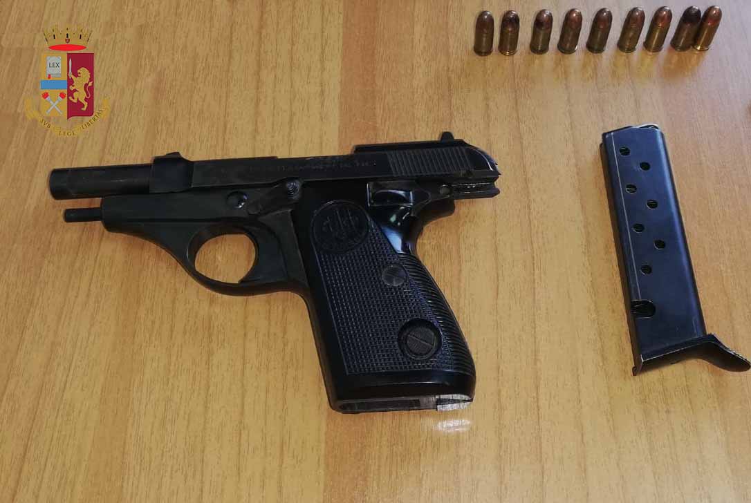 Arrestata donna 43enne per porto in luogo pubblico di arma da sparo e resistenza