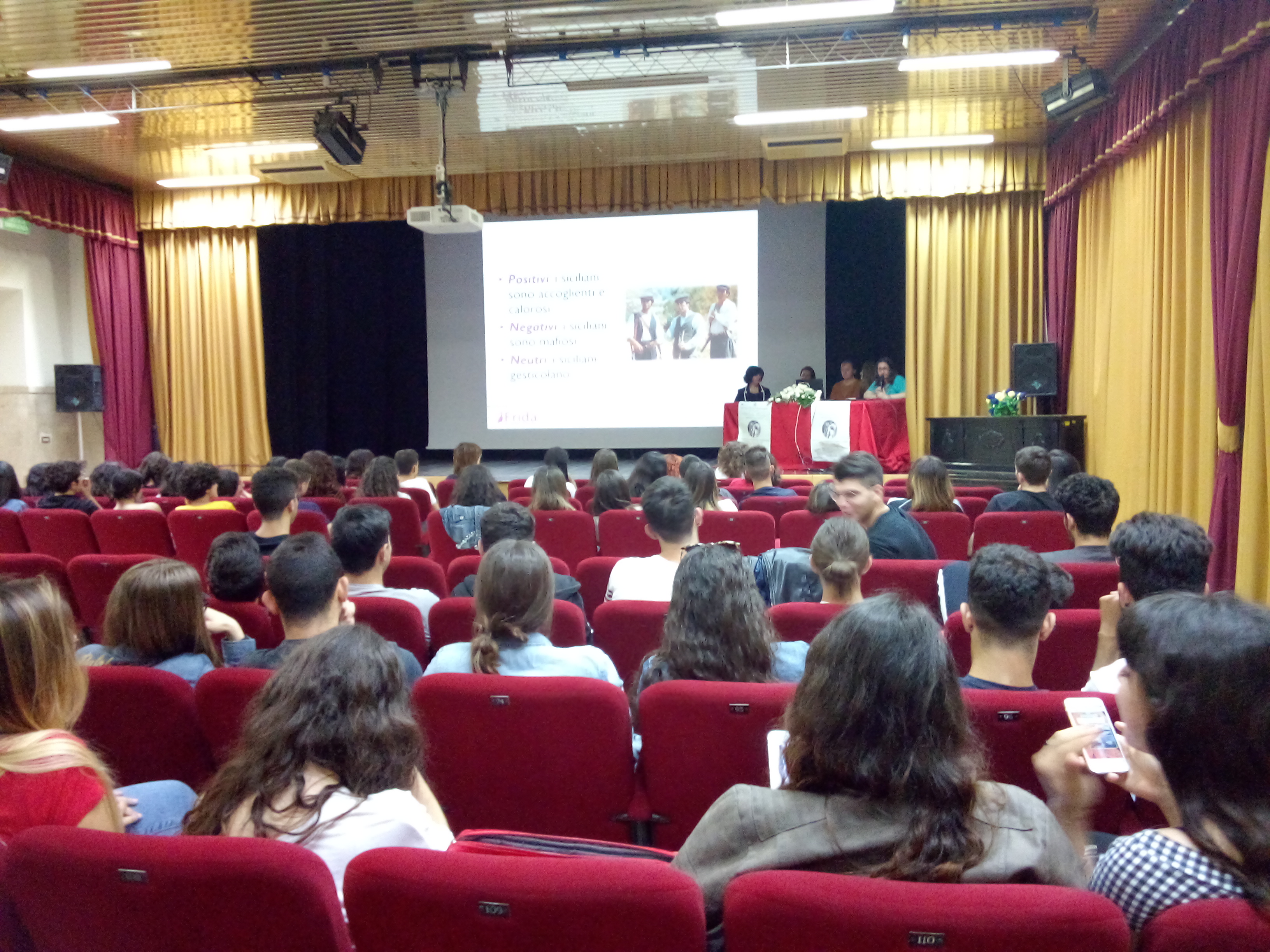 Barcellona PG. “White Rose”, seminario con gli studenti e le operatrici del Centro Antiviolenza “Frida Onlus” al “Medi” 
