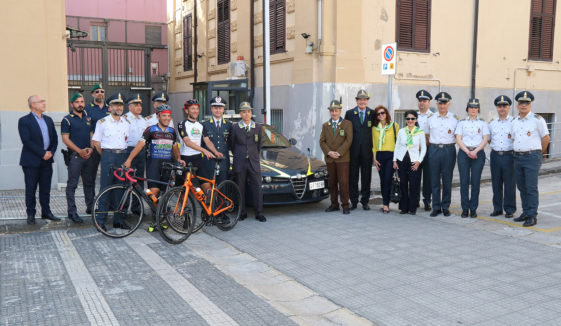 Finanziere in bici attraversa l’Italia per ricordare collega del Longano scomparso prematuramente