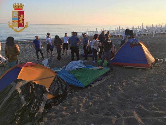 Sant’Agata Militello. Sgombero accampamento nomadi in spiaggia: denunciate 3 persone, 6 fogli di via obbligatori, espulso extracomunitario