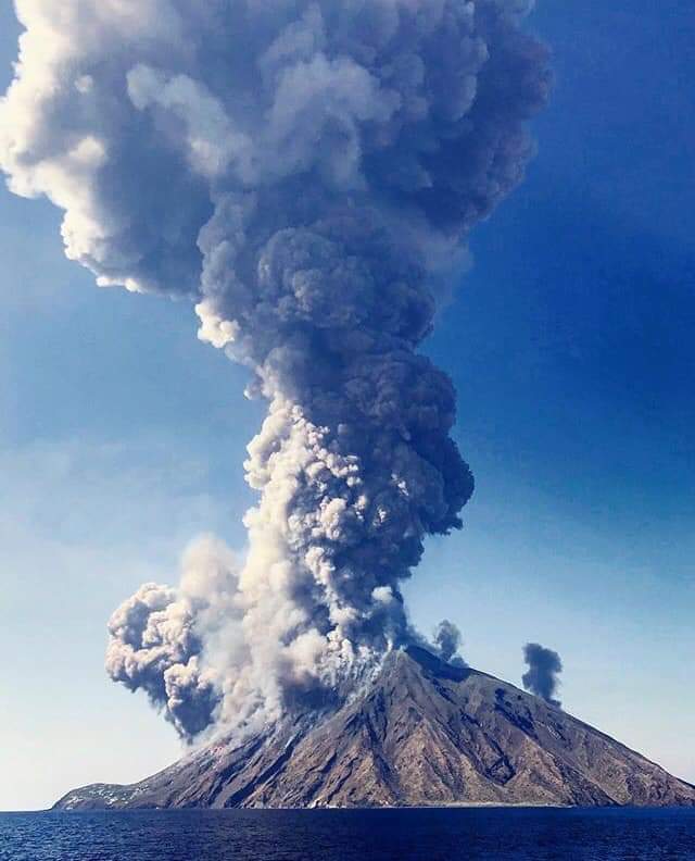 Eruzione Stromboli. Lettera aperta: “Il Parco Nazionale delle Eolie una necessità anche per salvare vite”