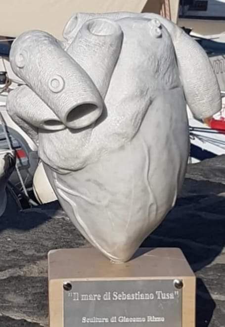 Un cuore di marmo nei fondali di Ustica in ricordo di Sebastiano Tusa