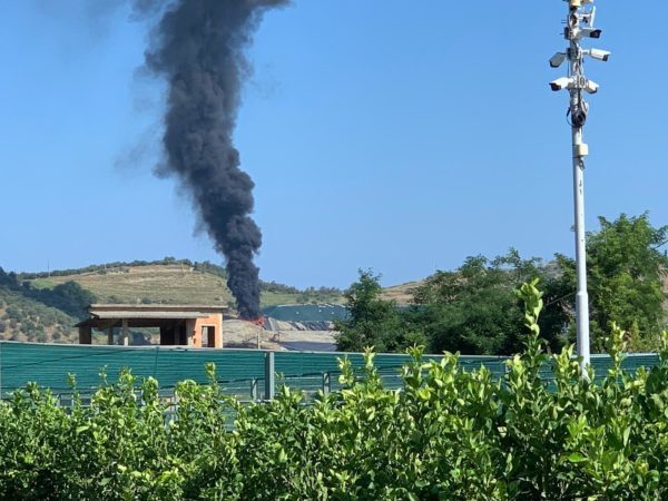 Furnari. Discarica a fuoco, paura tra i cittadini. Conferenza sabato a Piazza Marconi