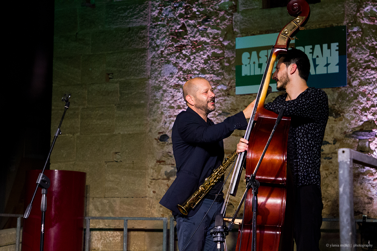 CastroeraleMilazzo Jazz festival. Il concerto all’alba a Milazzo con Alfio Antico e chiusura a Castroreale con Carmen Souza