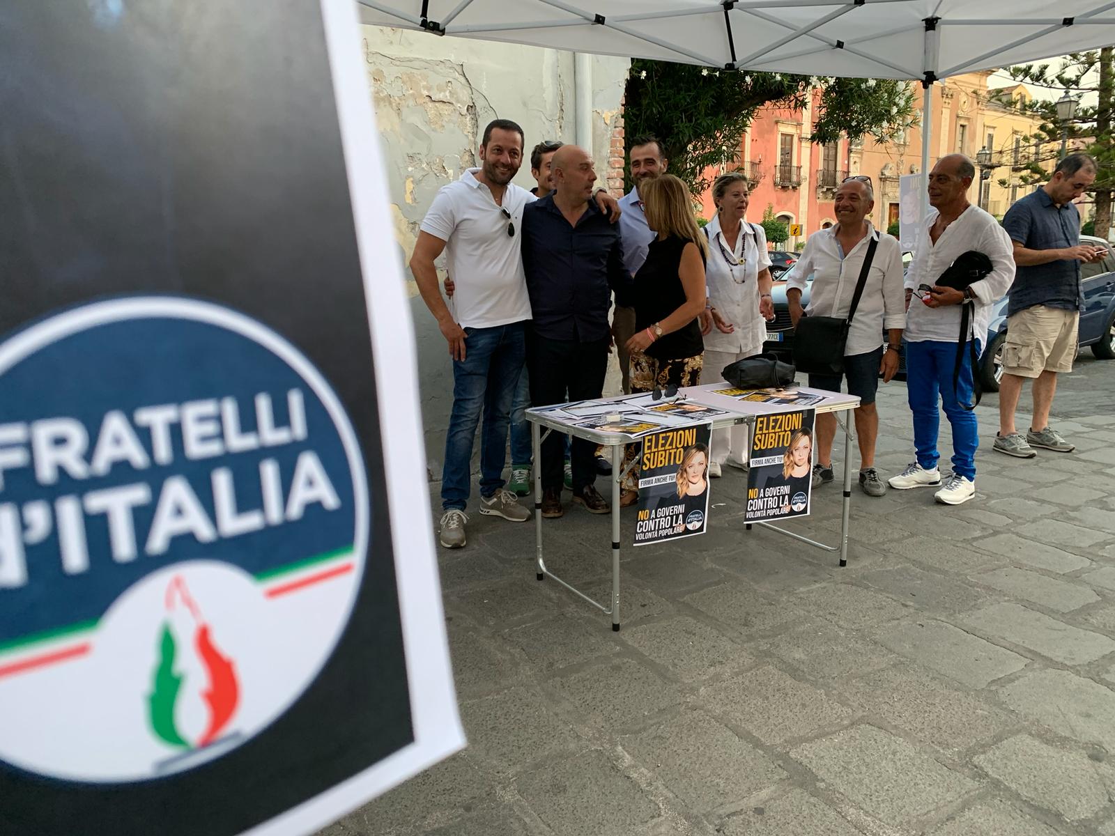 Milazzo. Raccolta firme per chiedere le elezioni subito, partecipazione al gazebo di Fratelli d’Italia