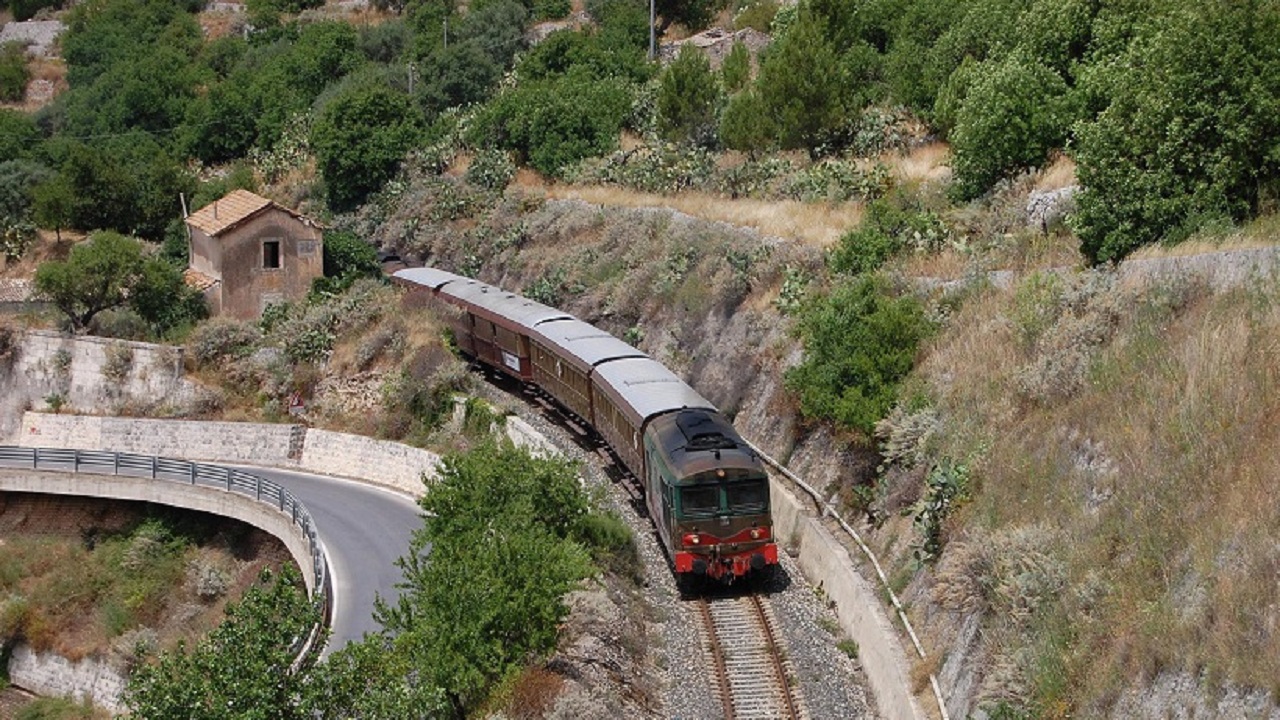 Sicilia. Nel week end 4 treni storici, alla scoperta delle bellezze e delle tradizioni dell’Isola