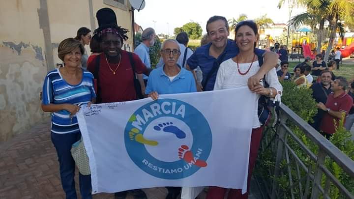 Barcellona PG. John Mpaliza e la sua  marcia “Restiamo Umani” dai Salesiani al Parco “Maggiore La Rosa”
