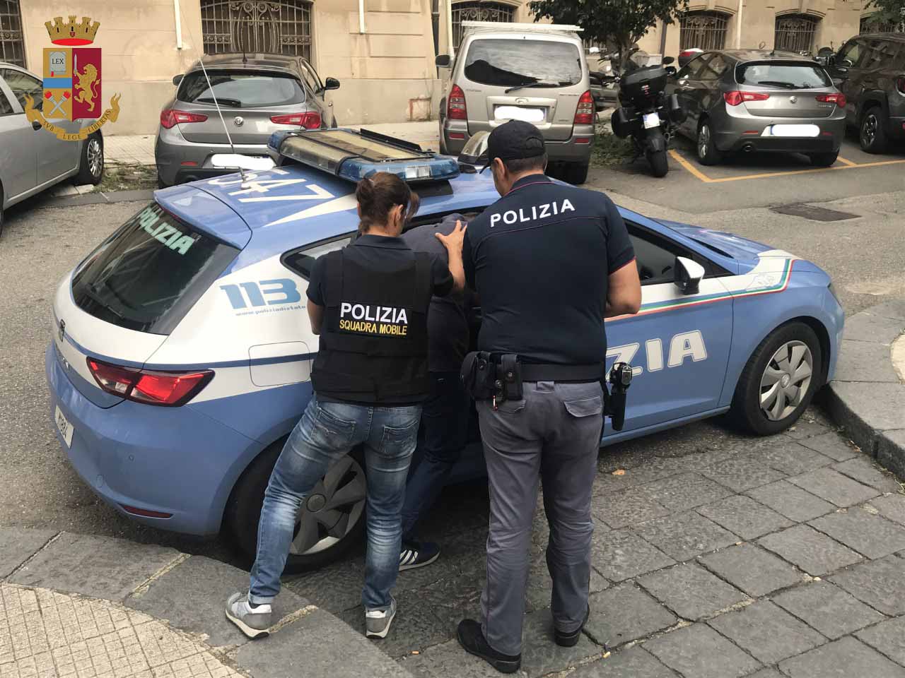 Arresto lampo di Squadra Mobile e Volanti, Polizia rintraccia e arresta rapinatore: tentato colpo in un tabacchi