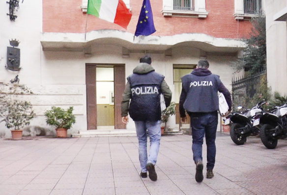 Polizia arresta due uomini per rapina, esecuzione in carcere dagli investigatori della Squadra Mobile