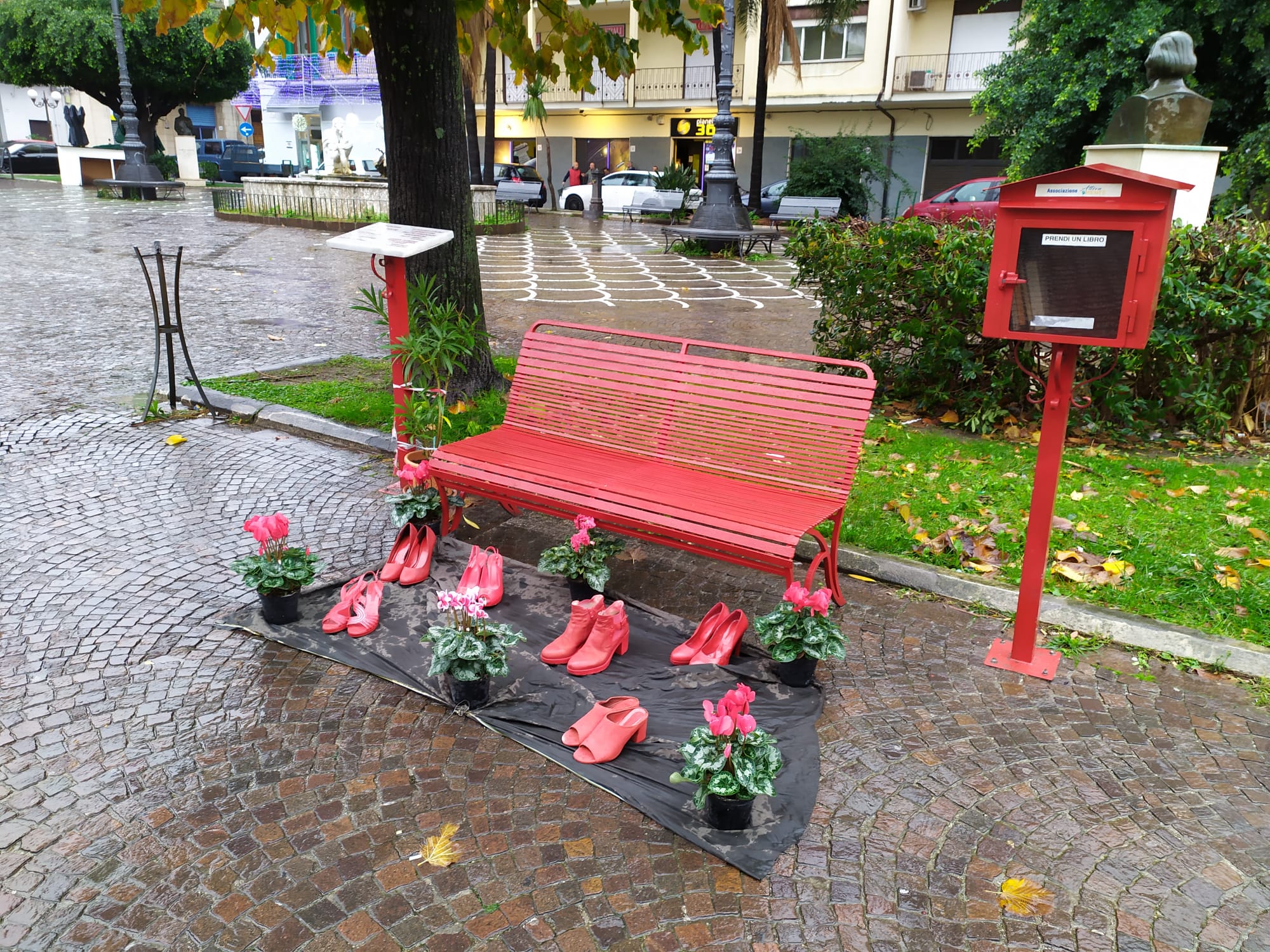 Barcellona PG. Installazione scarpe rosse in Piazza, ‘Attivamente’ pronta a sensibilizzare contro violenza sulle donne