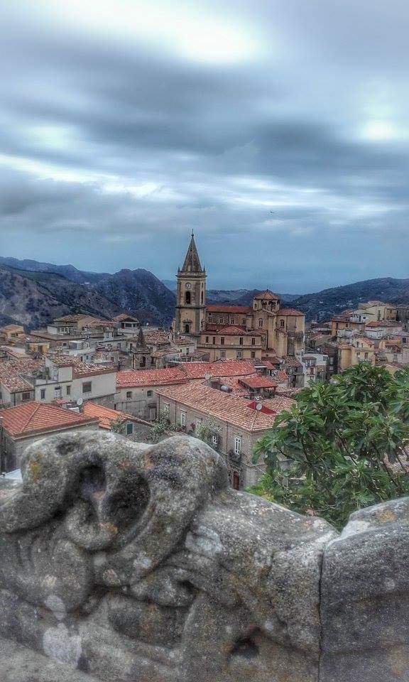 Novara di Sicilia. Raffica da uragano.. record di 188 Km/h. Paura e danni nel borgo