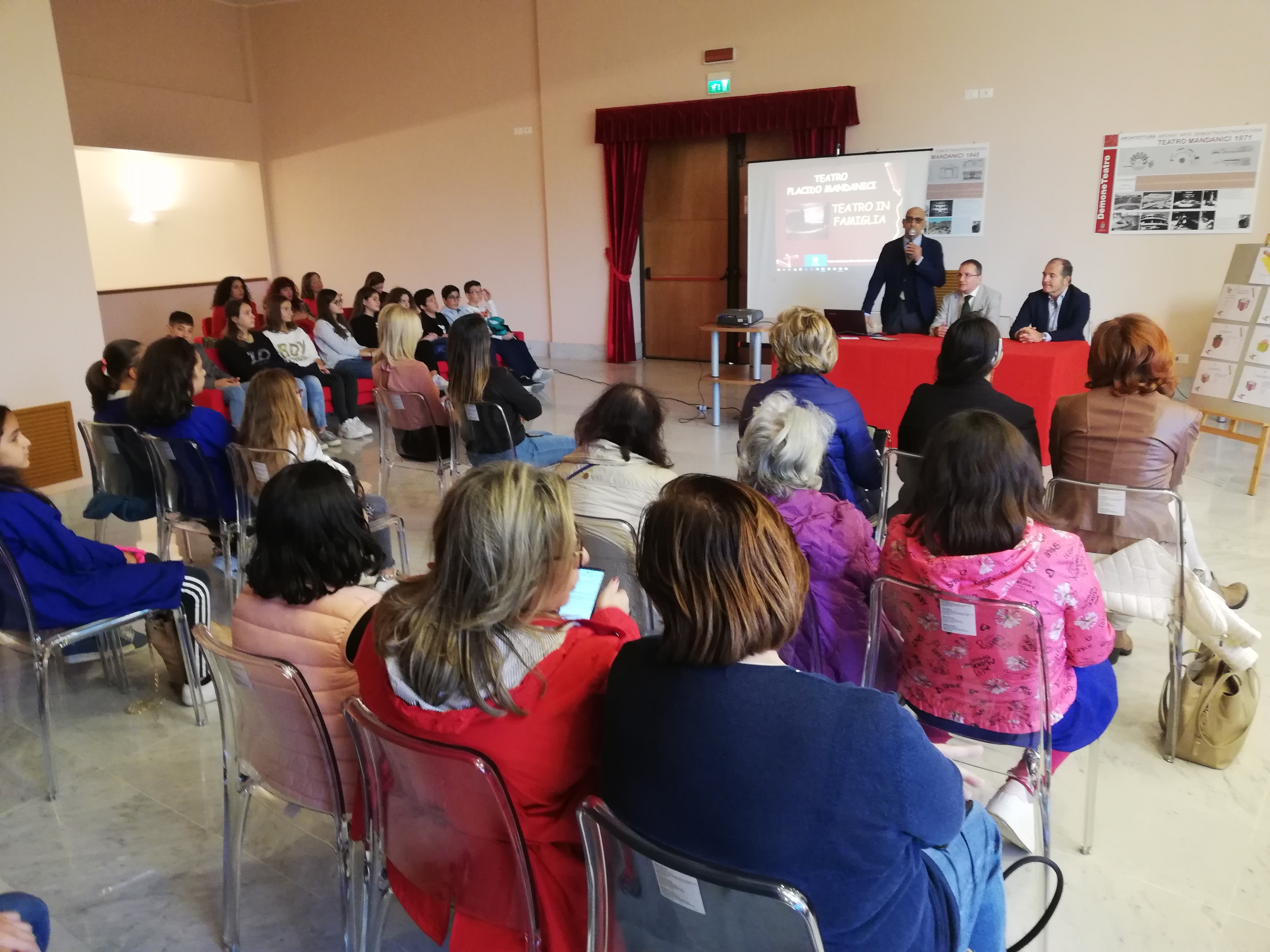 Barcellona PG. “Biglietti sospesi” al Teatro Mandanici, nuovi “pacchetti” con Lopez-Solenghi e Nancy Brilli e la magia del “Teatro in Famiglia”