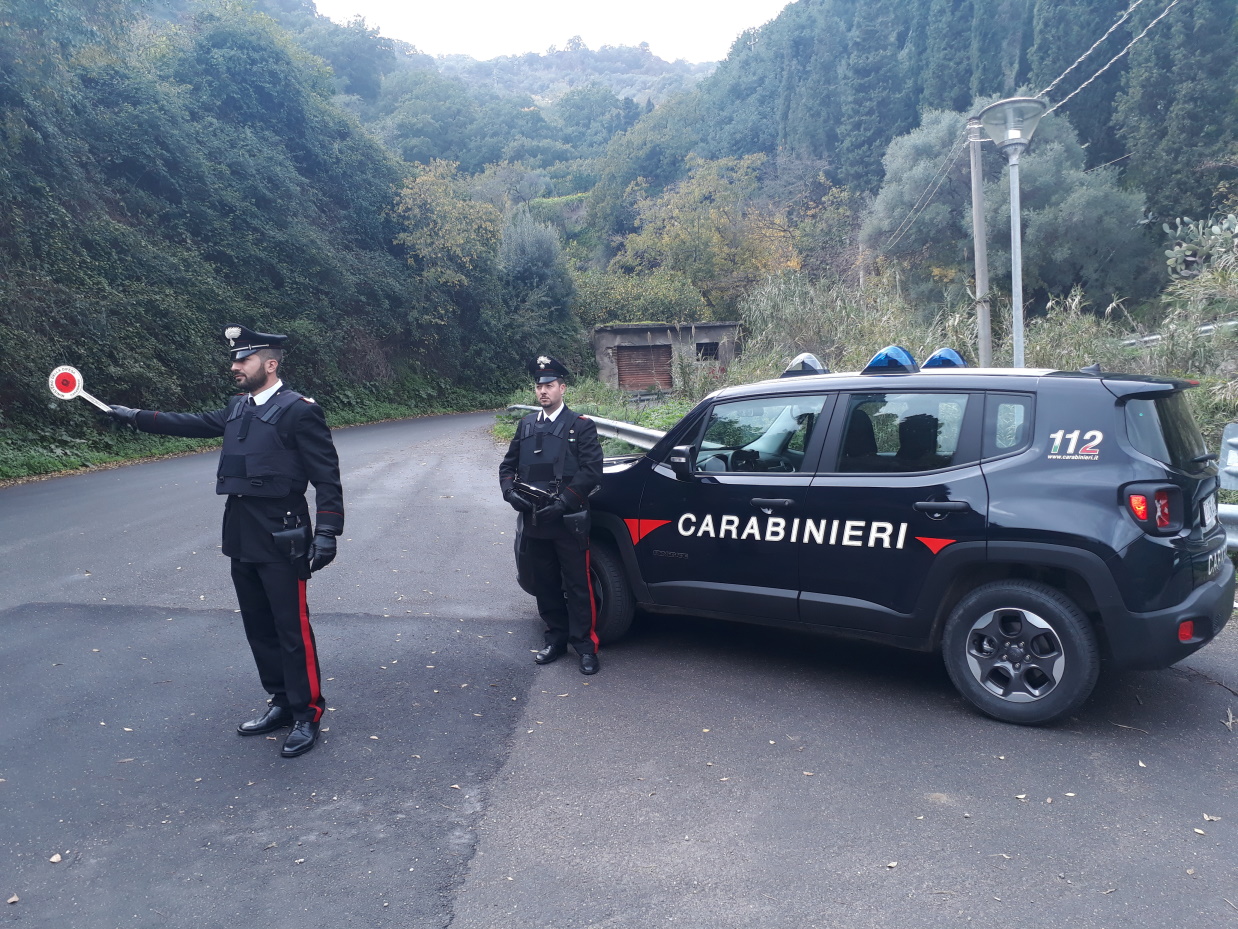 Sant’Angelo di Brolo. Anziano in stato confusionale danneggia auto parcheggiate, denunciato