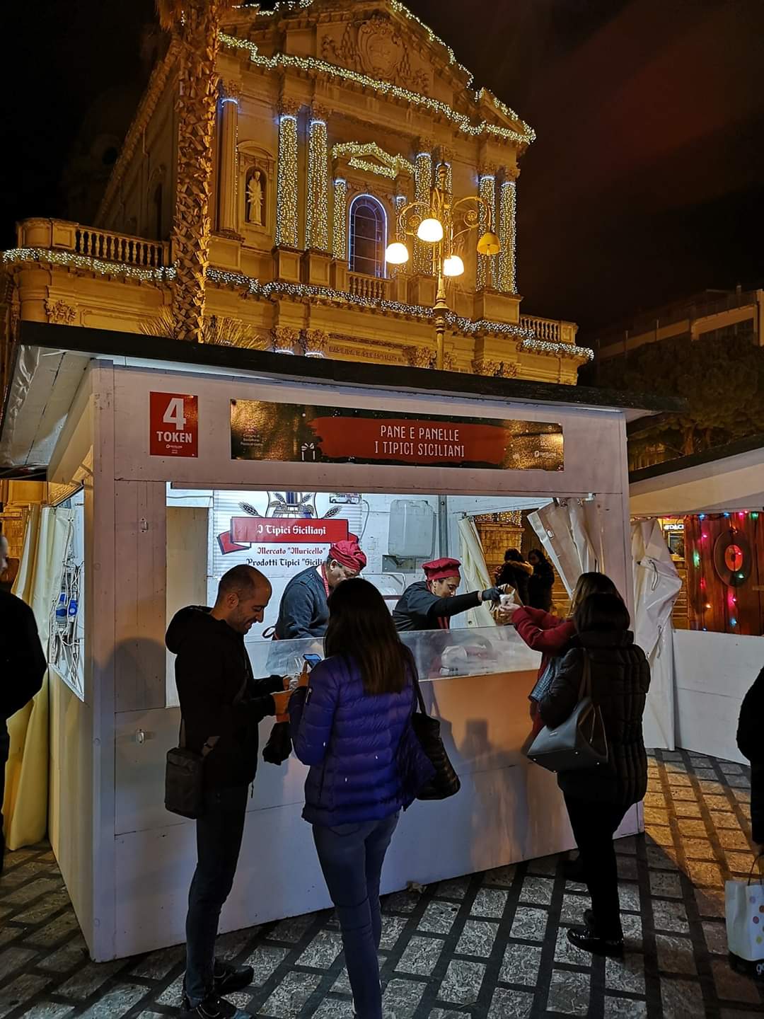 ‘Barcellona Christmas Street Food’, successo di numeri e sapori a Piazza Duomo. Stand aperti fino a mezzanotte