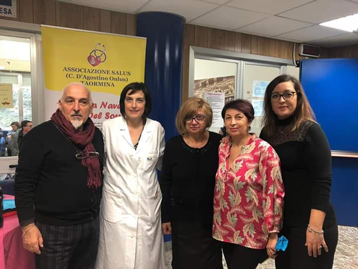 Taormina. Delegazione della “Foscolo” di Barcellona P.G. all’Oncologia del “San Vincenzo” consegna il ricavato di una mostra  