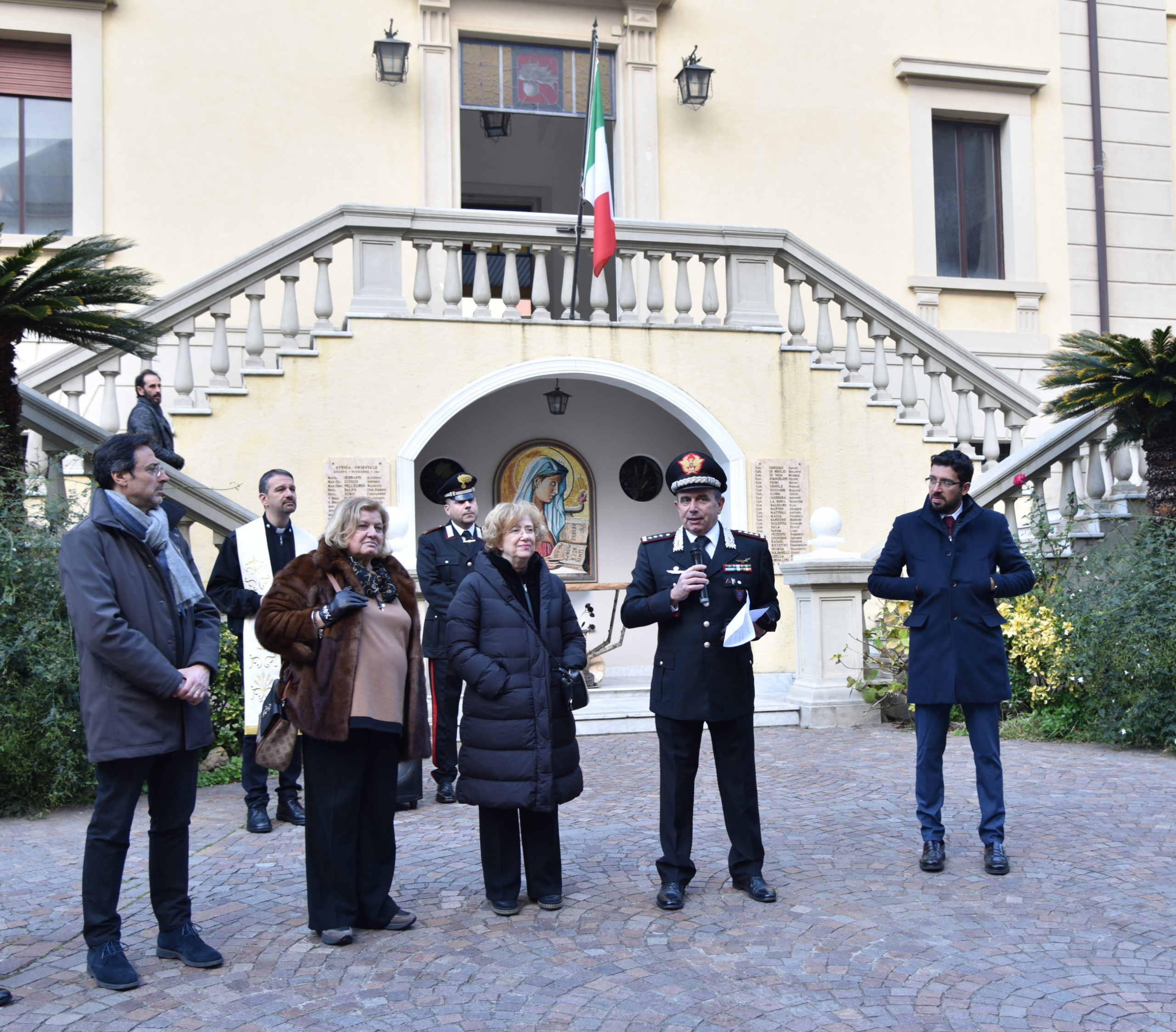 Messina. Il Generale Luigi Robusto dona pennone e tricolore alla scuola E. Basile