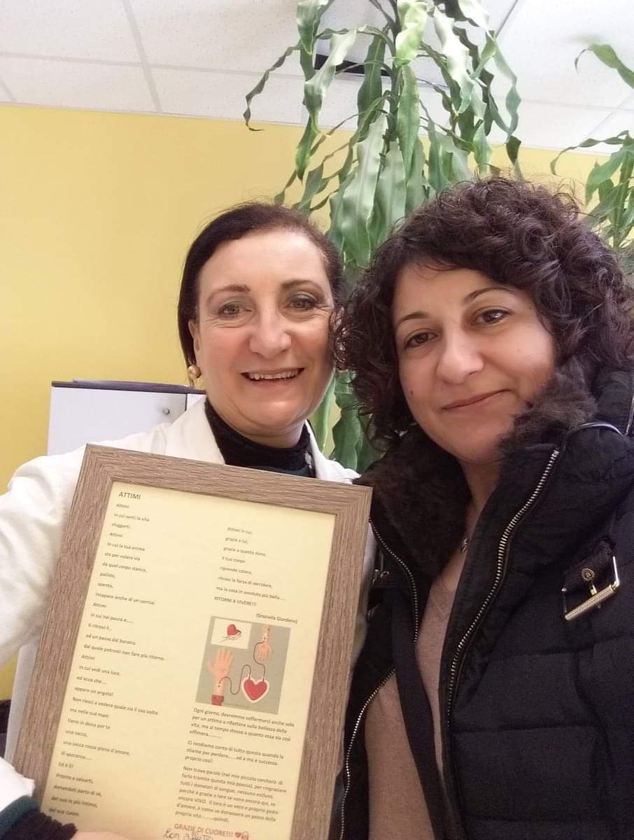 Graziella Giordano dedica “Attimi” ai donatori. La poesia in pergamena donata al Trasfusionale di Milazzo