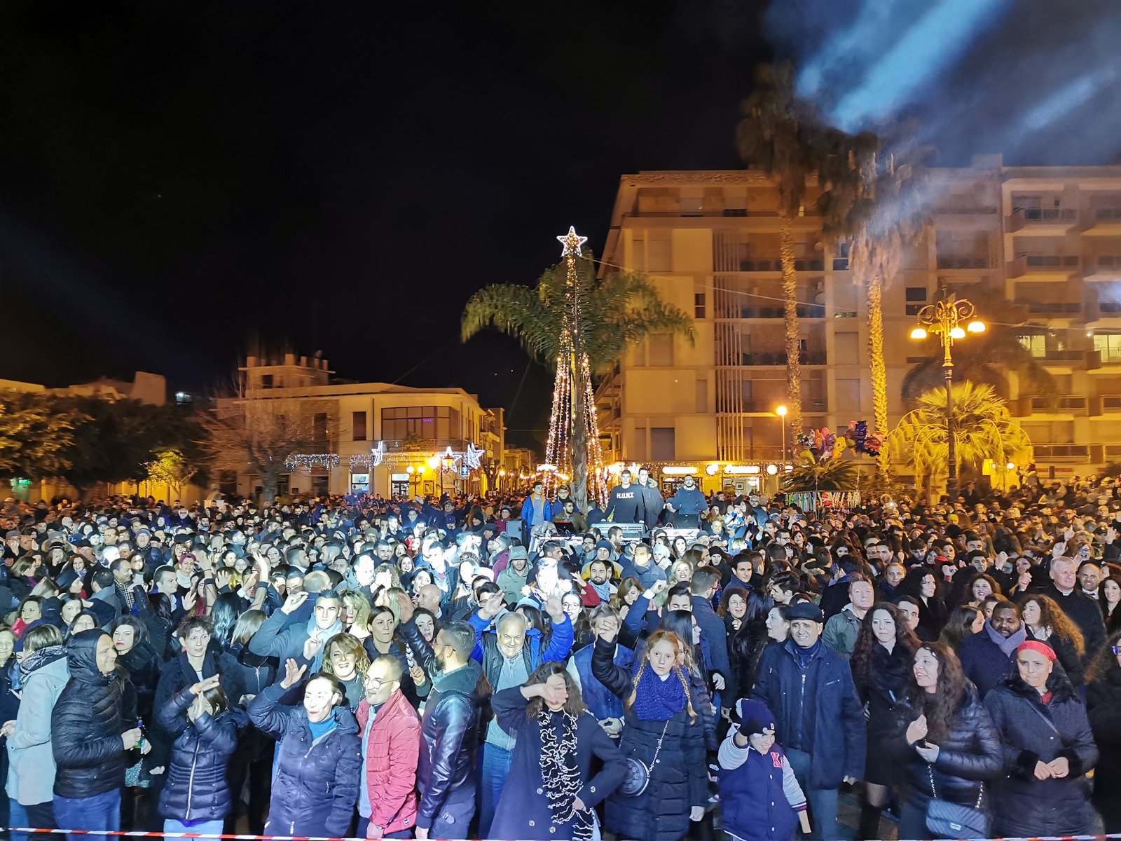 Barcellona PG. Fantastico ‘Capodanno 2020’, bagno di folla in Piazza Duomo tra musica e spettacolo