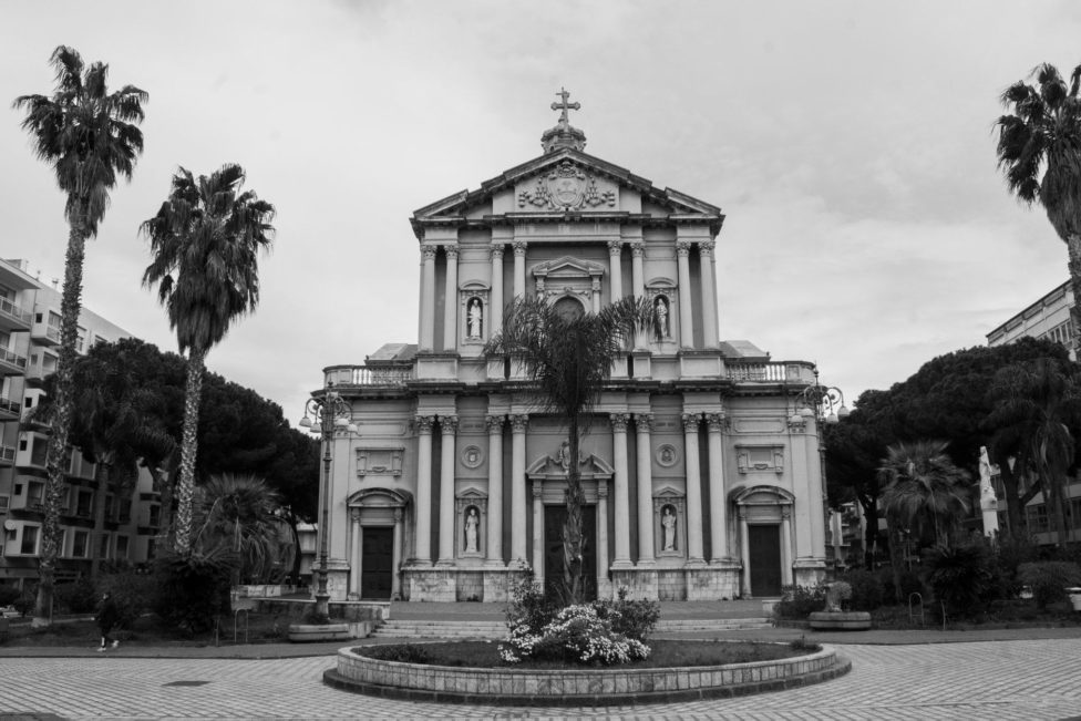 Barcellona PG. La città ‘deserta’ raccontata in degli scatti: “La desolazione suscita forte impatto emotivo, specie di spazi fino a ieri pieni di vitalità”