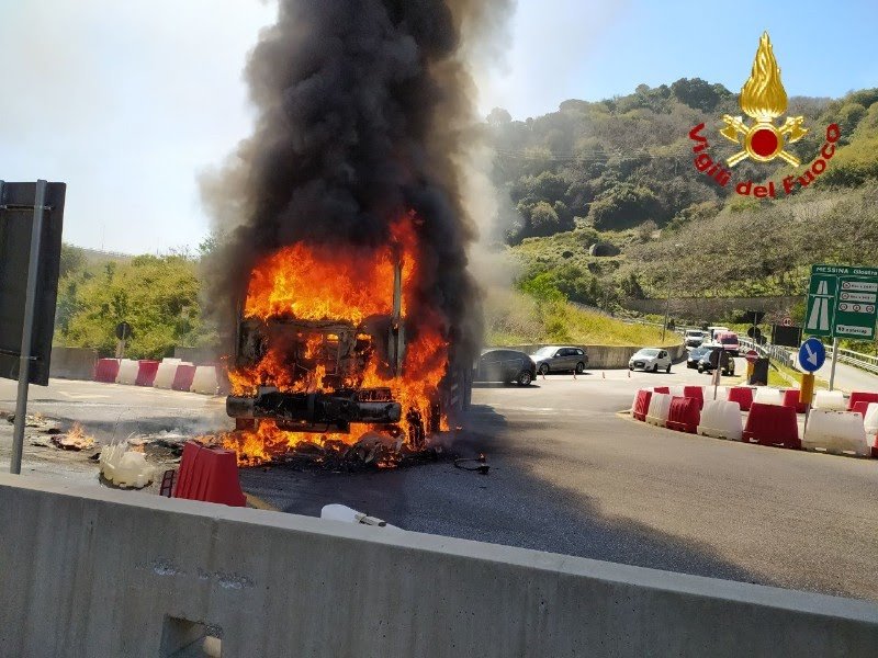 Messina. A fuoco camion della nettezza urbana sulla rotatoria di Viale Giostra, nessuna conseguenza per l’autista