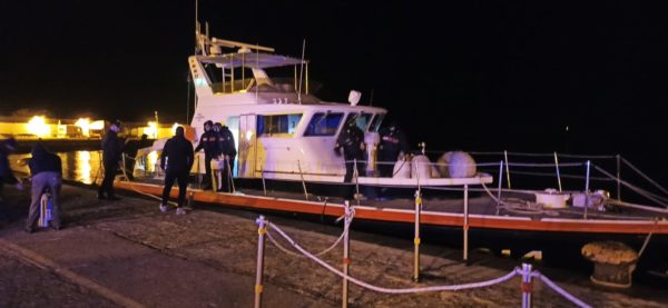 Vulcano. Carabinieri trasportano ossigeno a malato grave su Isola