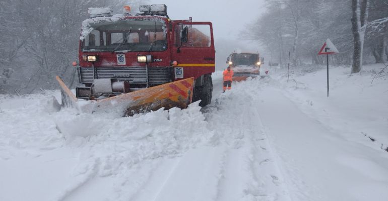 Emergenza neve. Città Metropolitana, mezzi e operatori su strade provinciali: “Interventi concentrati zona nebroidea”