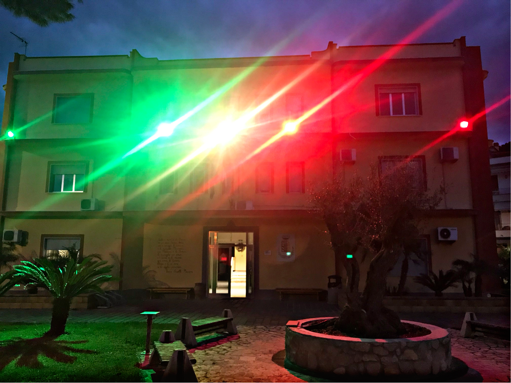 Oliveri. Comune illuminato da luci del tricolore, Iarrera: “Uniti sotto la nostra bandiera restando a casa”