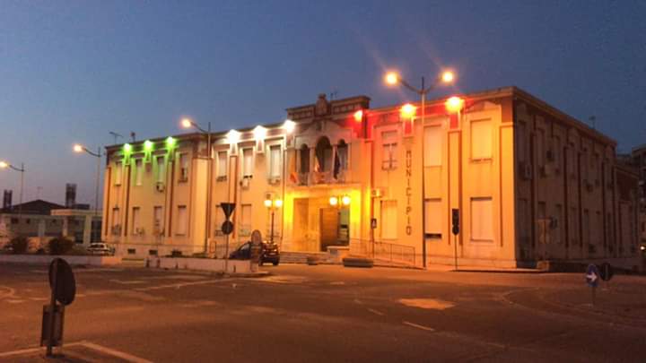 Barcellona PG. Palazzo Longano illuminato col Tricolore. Materia: “Torneremo presto ad abbracciarci!”