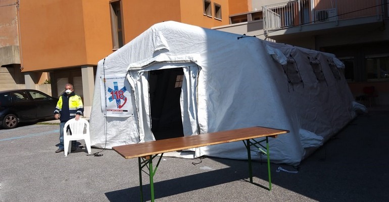 Ospedale “Papardo” allestita dalla Protezione Civile della Città Metropolitana di Messina e dal 118, struttura pneumatica del Posto Medico Avanzato