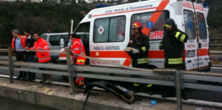 Autostrada PA-CT. Si lancia dal viadotto, salvato dai materassi abbandonati