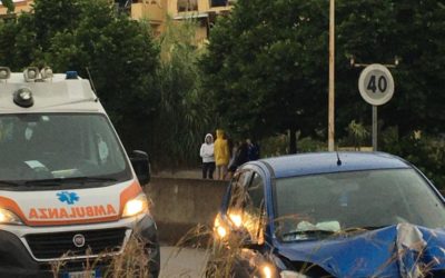 Milazzo. Centra due pali in incidente autonomo: Tutti salvi