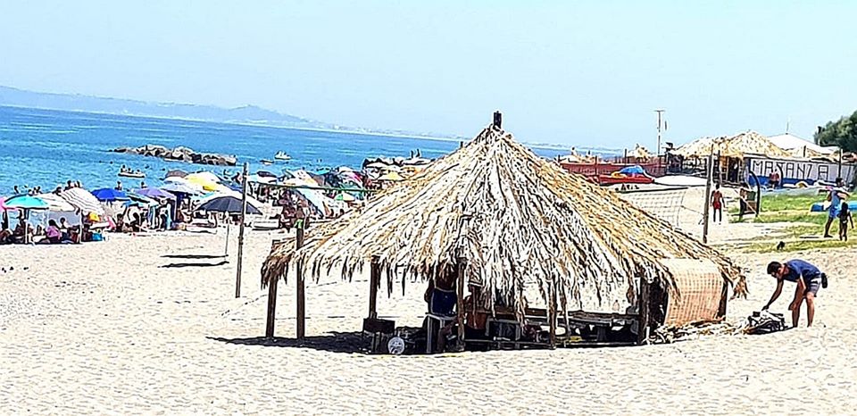 Furnari. ‘La Capanna della discordia’ a Tonnarella, Crimi: “Spiaggia rientra tra beni demaniali”