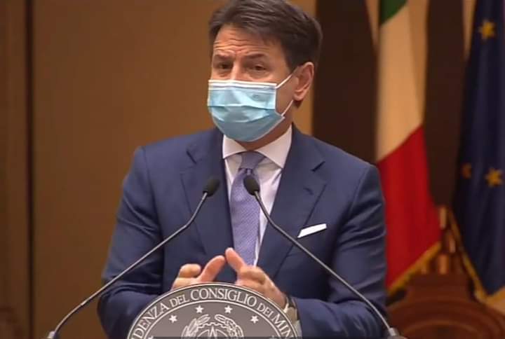 Il premier Conte presenta in conferenza stampa il nuovo Dpcm. Chiusure per evitare un lockdown 