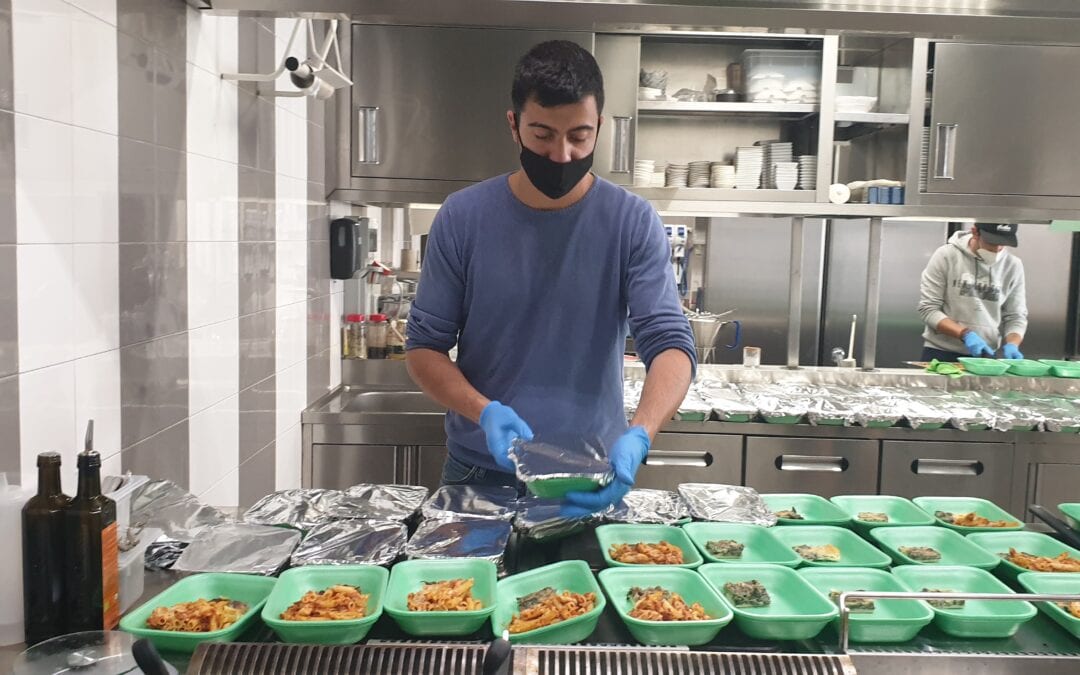 Milazzo. Lo chef Dario Pandolfo converte la cucina della Ngonia Bay: “Pasti caldi per i meno fortunati!”