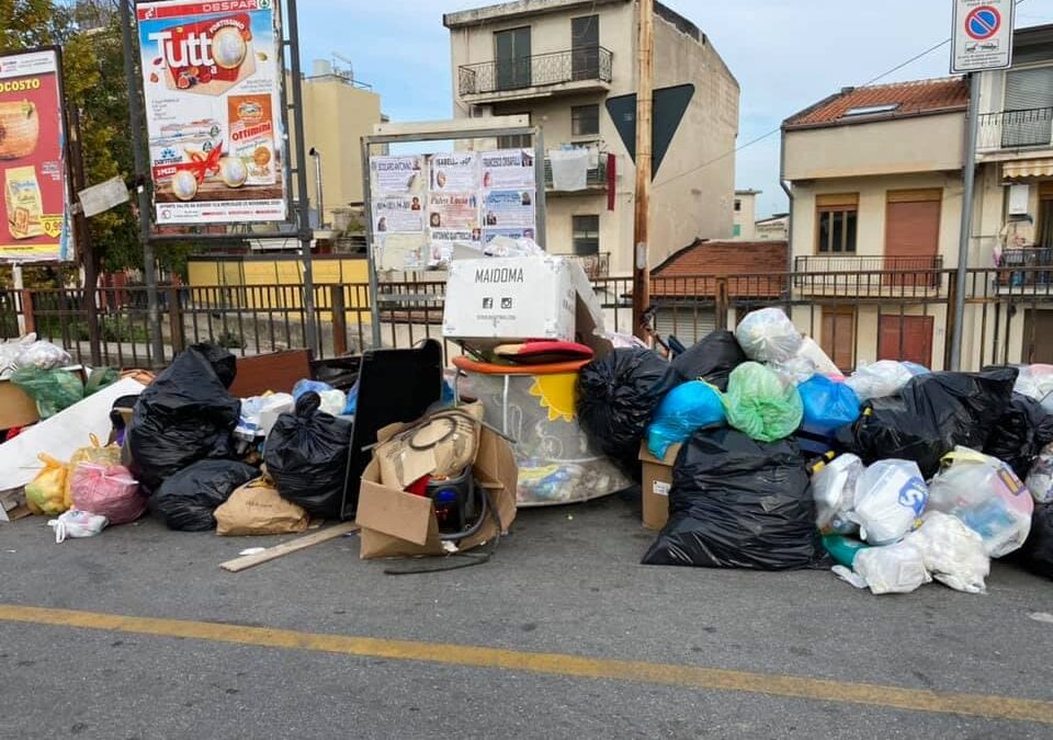 Emergenza rifiuti, città ‘sotto scacco’: Barcellona PG si riprende fine settimana. A Milazzo sospeso mercato settimanale