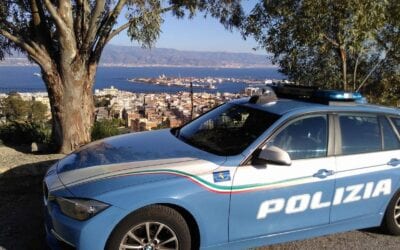 Giovani pusher in fuga si scontrano con auto in sosta: ‘beccati’ con cocaina e crack